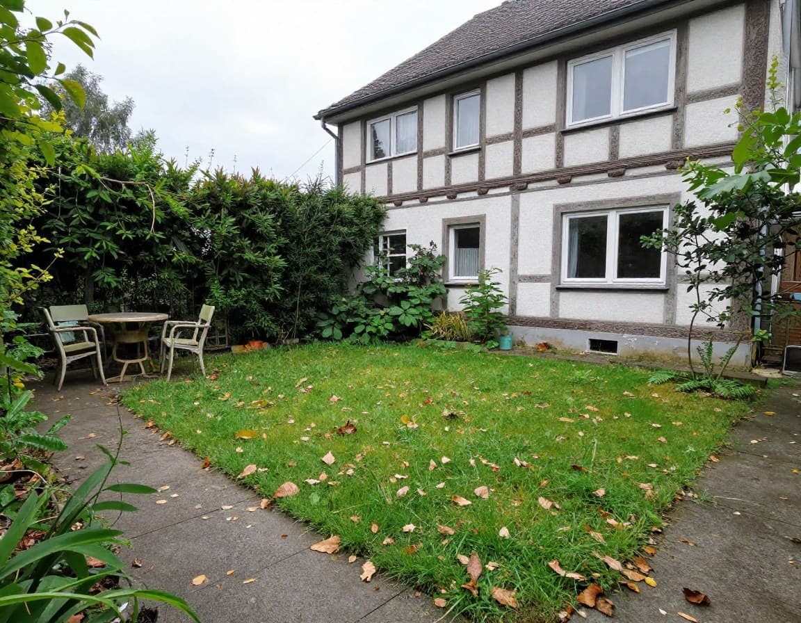 Ungepflegter Garten vor dem Staging -- überwachsener Rasen und leere Terrasse
