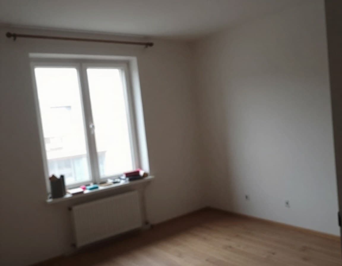 Immobilienfotografie Kosten — Amateur-Smartphone-Foto einer leeren Wohnung mit schlechter Beleuchtung
