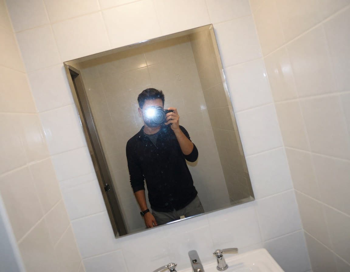 Immobilienfotos häufiger Fehler — Fotograf sichtbar in Badezimmerspiegel, schlechte Komposition