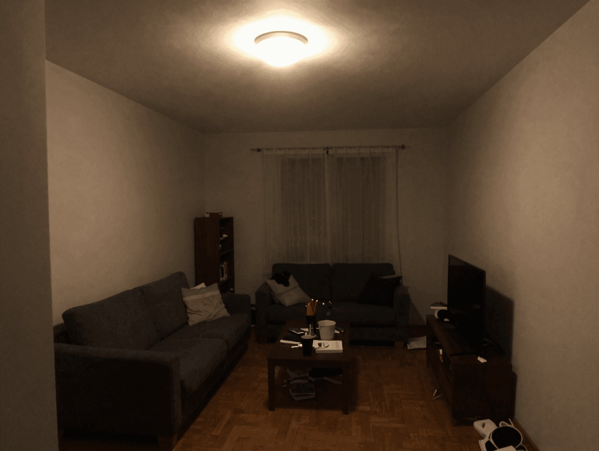 Typisches schlechtes Wohnungsfoto: schief, dunkel, verwackelt, mit Kunstlicht und unaufgeräumt
