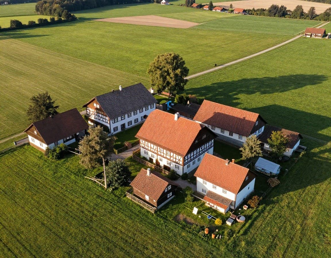 Drohnenaufnahme eines deutschen Bauernhaus-Ensembles — Hofanlage mit Scheune und Feldern aus der Luft