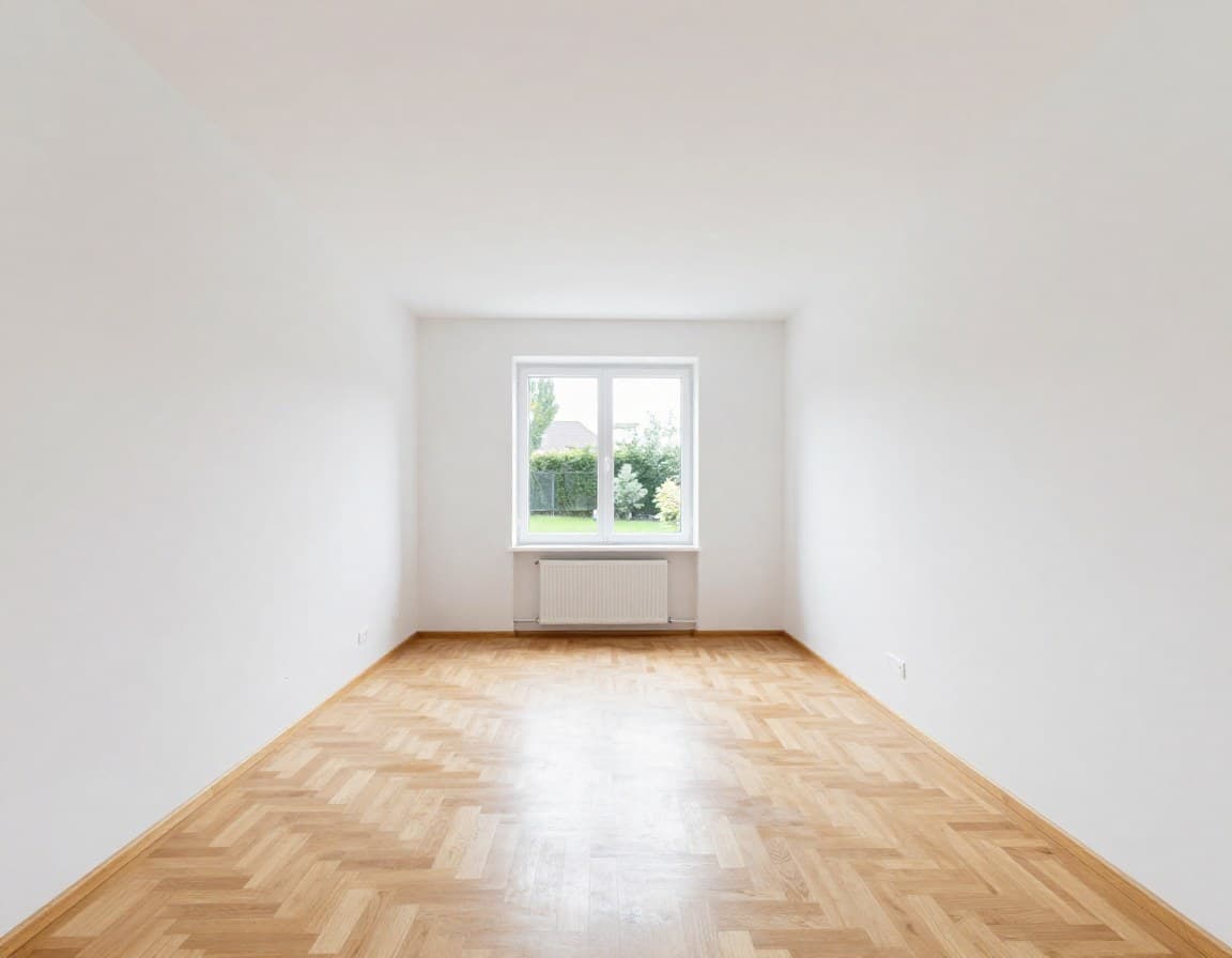 Leerer Reihenhaus-Wohnraum vor Virtual Staging — schmaler langer Raum ohne Möbel