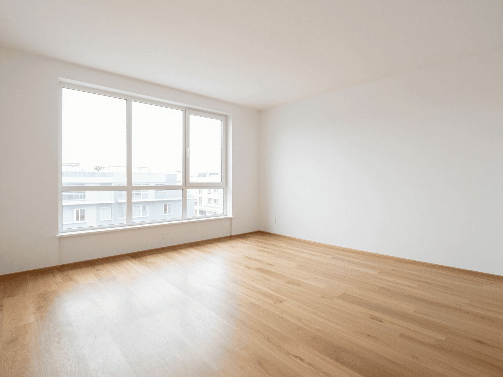 Leeres Wohnzimmer ohne Staging — schwacher Inserateindruck