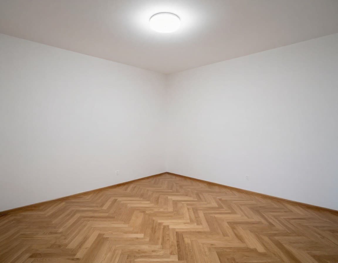 Leere Wohnung ohne Möbel mit kahlen Wänden - typisches Problem bei langer Vermarktungsdauer