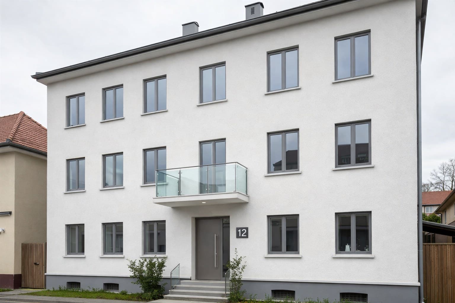 Hausfassade nach virtueller Renovierung — WDVS-Dammung, moderne Fenster und neuer Eingangsbereich