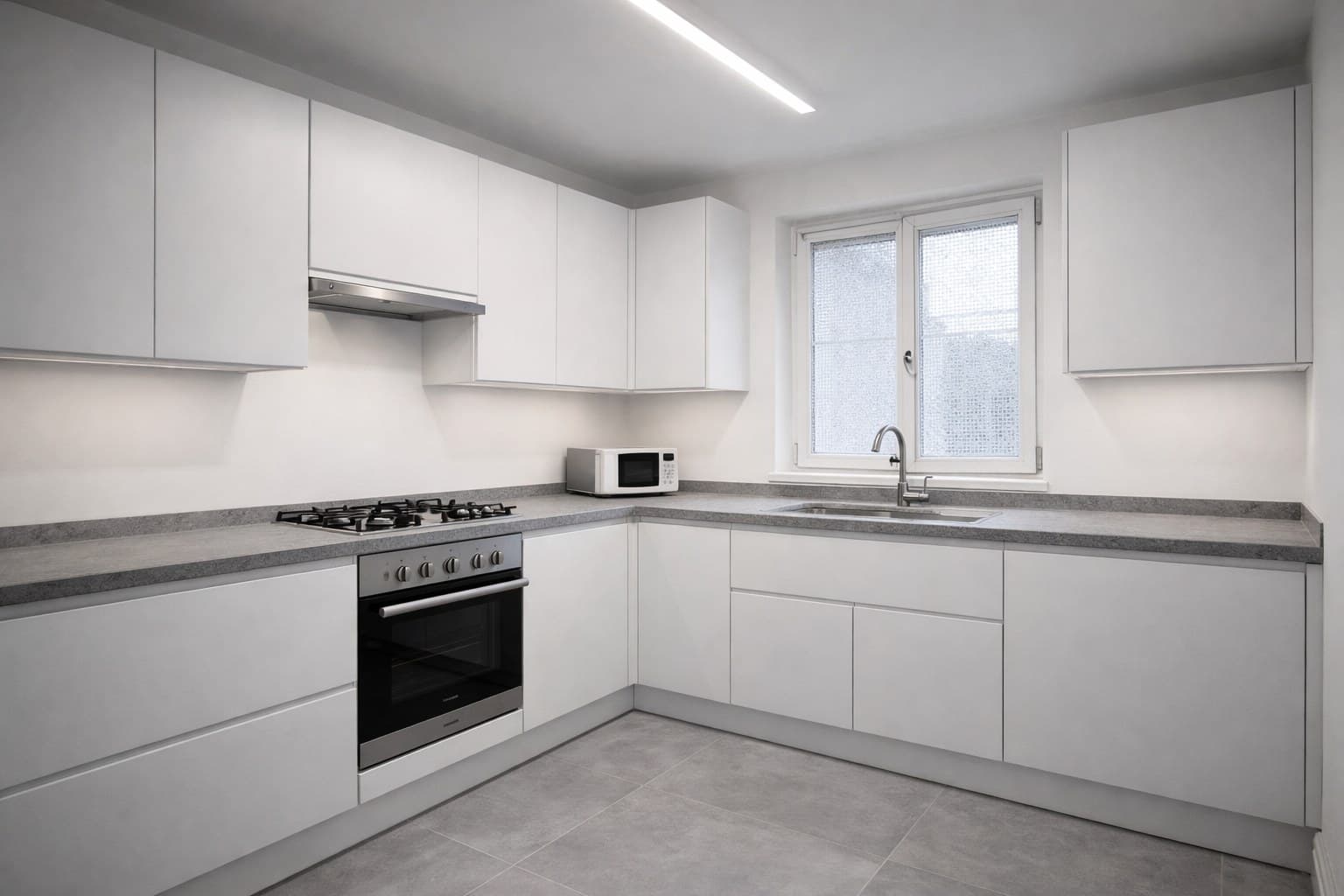 Kuche nach virtueller Renovierung — moderne weisse Fronten und Steinarbeitsplatte